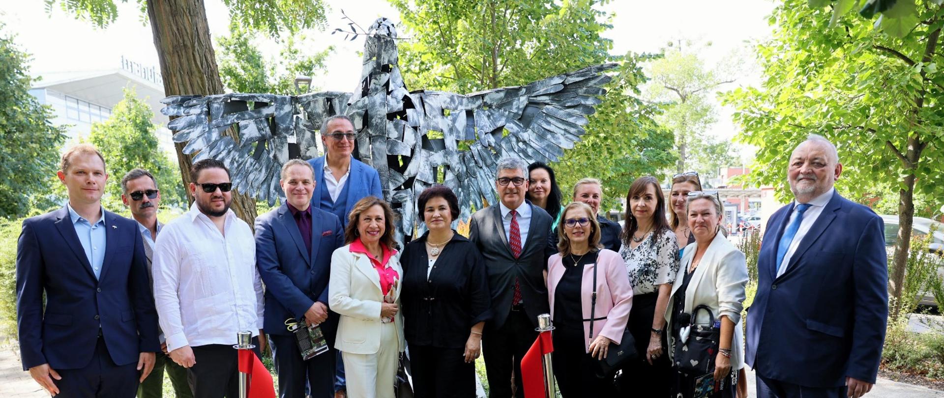 Odsłonięcie rzeźby "Emisariusz globalnego pokoju" w łódzkiej Manufakturze - zaproszeni goście