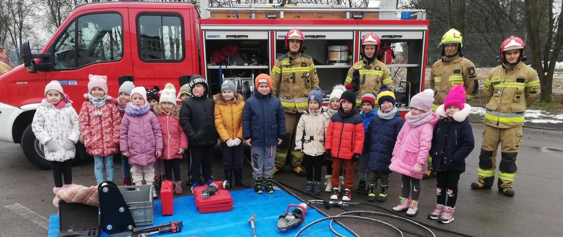 Zdjęcie grupowe strażaków z dziećmi
