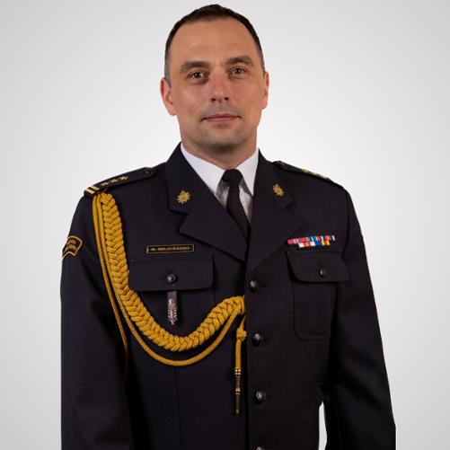 zdjęcie przedstawia starszego brygadiera Mariusza Wojcieszko Zastępcę Łódzkiego Komendanta Wojewódzkiego PSP w mundurze wyjściowym. Zdjęcie portretowe.