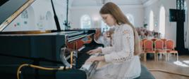 Pianistka z naszej szkoły grająca na festiwalu 