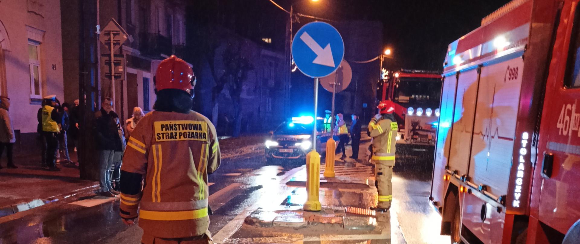 strażacy podczas akcji na skrzyżowaniu ulic