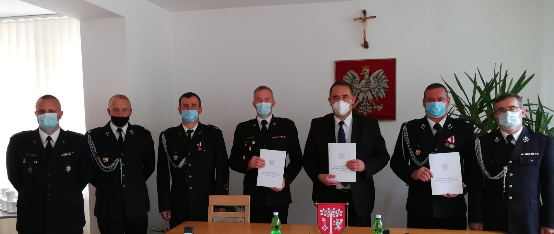 Prezesi i naczelnicy podmiotów ratowniczych włączanych do KSRG tj. OSP w Janowice, podpisują umowę z Wójtem Gminy Dobra oraz Komendantem Powiatowym PSP w Limanowej.