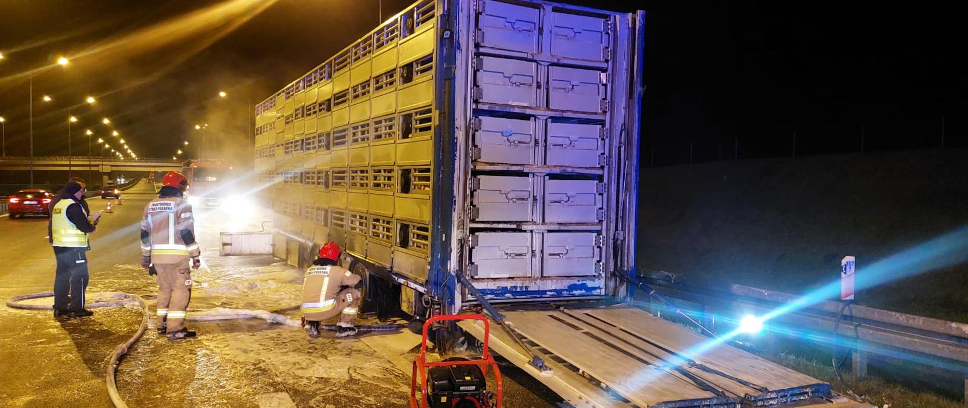 DZIAŁANIA STRAŻAKÓW PRZY NACZEPIE