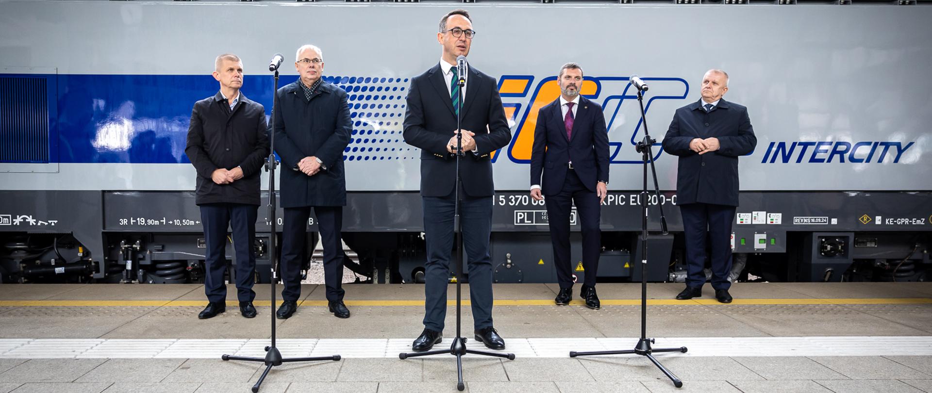 Minister infrastruktury Dariusz Klimczak podczas prezentacji lokomotyw Grifffin 200