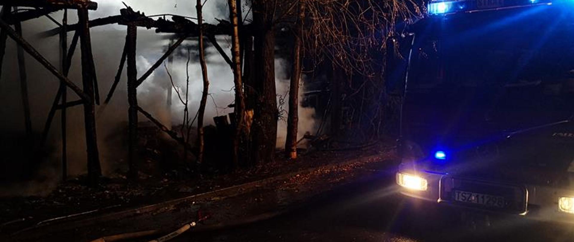 Działania gaśnicze podczas pożaru stodoły w miejscowości Oleśnica