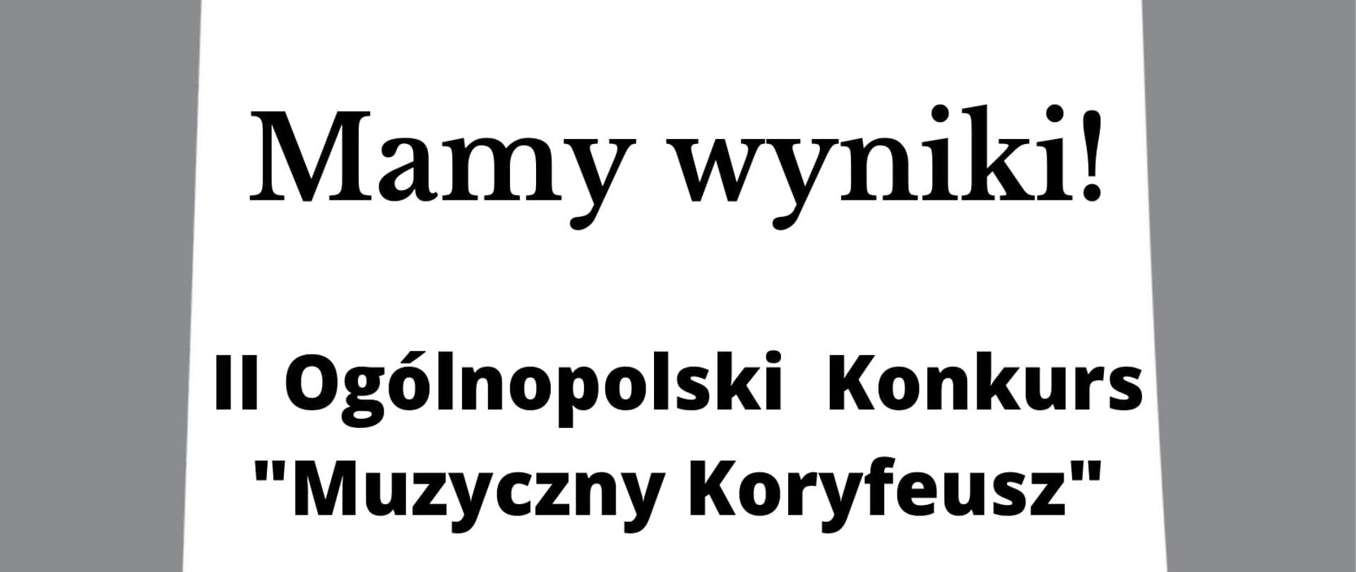 Grafika posiada szare tło, na którym znajduje się biała karteczka z czerwona pinezką. U góry karteczki, pod pinezka jest napis "Mamy wyniki! II ogólnopolski Konkurs Muzyczny Koryfeusz".