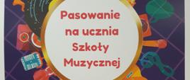 fioletowe tło w kratę, na środku w białym kole tekst: Pasowanie na ucznia Szkoły Muzycznej. Na obręczy koła namalowane instrumenty muzyczne, klucze muzyczne, nuty, mikrofon, słuchawki. 