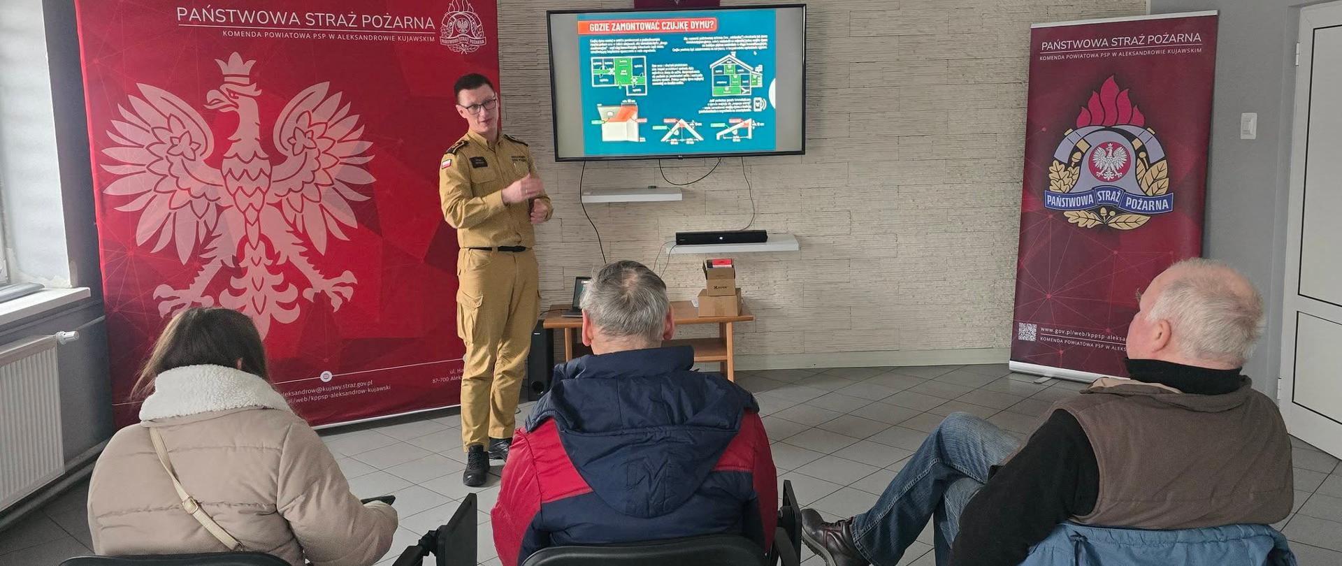 Mieszkańcy powiatu odbierający czujkę