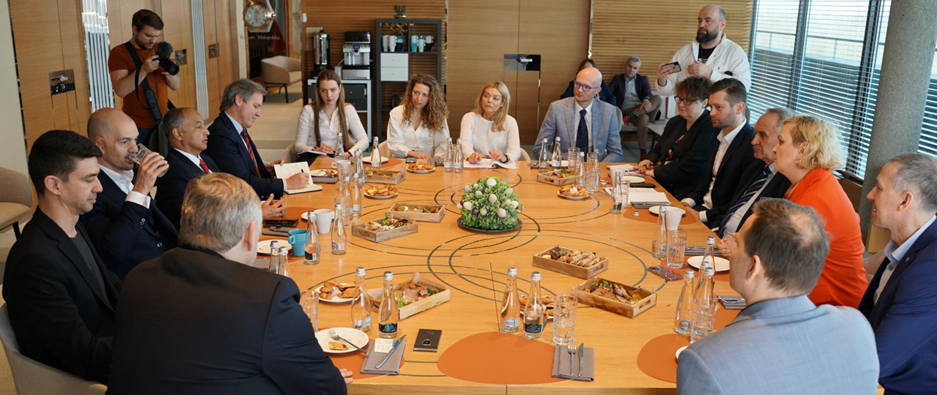 Spotkanie ministra Kamila Bortniczuka z delegacją władz światowej i europejskiej federacji pływackiej