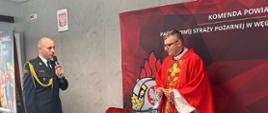 Strażacy biorący udział we Mszy Św. odprawionej w KP PSP w Węgrowie przez kapelana strażaków powiatowych ks. Piotra Pędzicha.