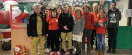 Wspólne zdjęcie wolontariuszy i strażaków