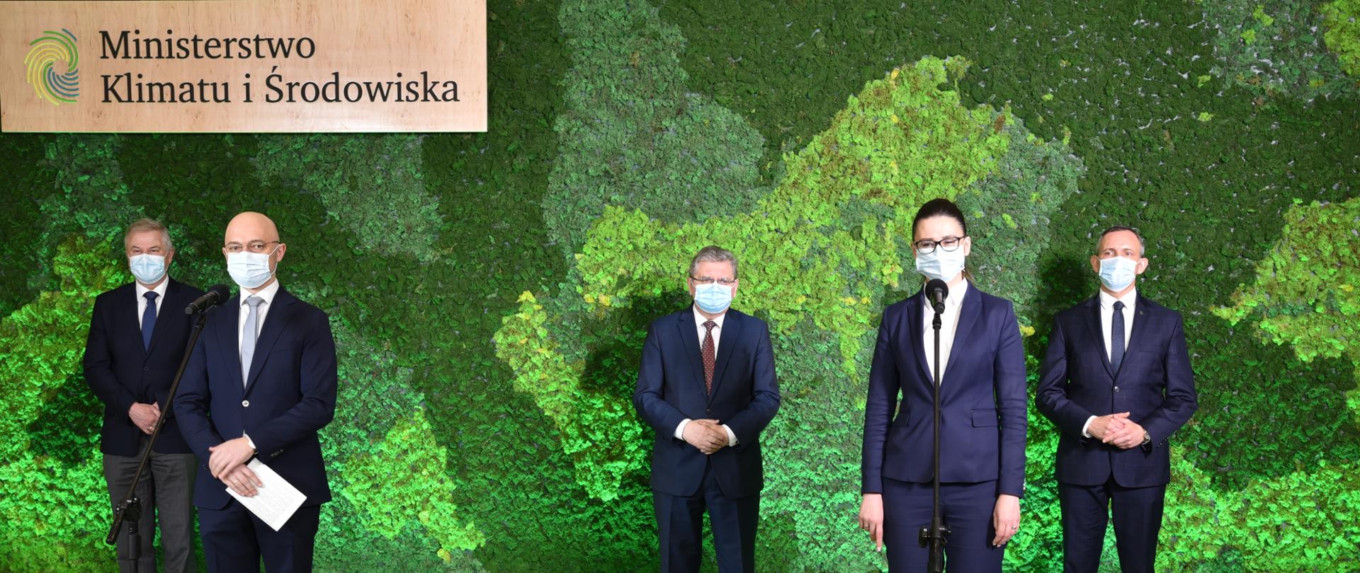 Konferencja prasowa dot. startu pilotażu na wymianę kopciuchów w budynkach wielorodzinnych z udziałem ministra Michała Kurtyki, wiceminister Małgorzaty Golińskiej, prezesa Narodowego Funduszu Ochrony Środowiska i Gospodarki Wodnej Macieja Chorowskiego, wiceprezesa Narodowego Funduszu Ochrony Środowiska i Gospodarki Wodnej Pawła Mirowskiego oraz posła na Sejm RP Czesława Hoca.