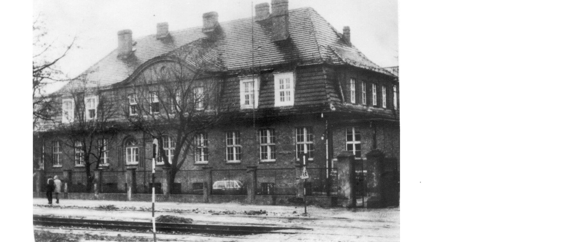 Historyczne czarnobiałe zdjęcie budynku szkoły przed rozbudową do obecnej formy 