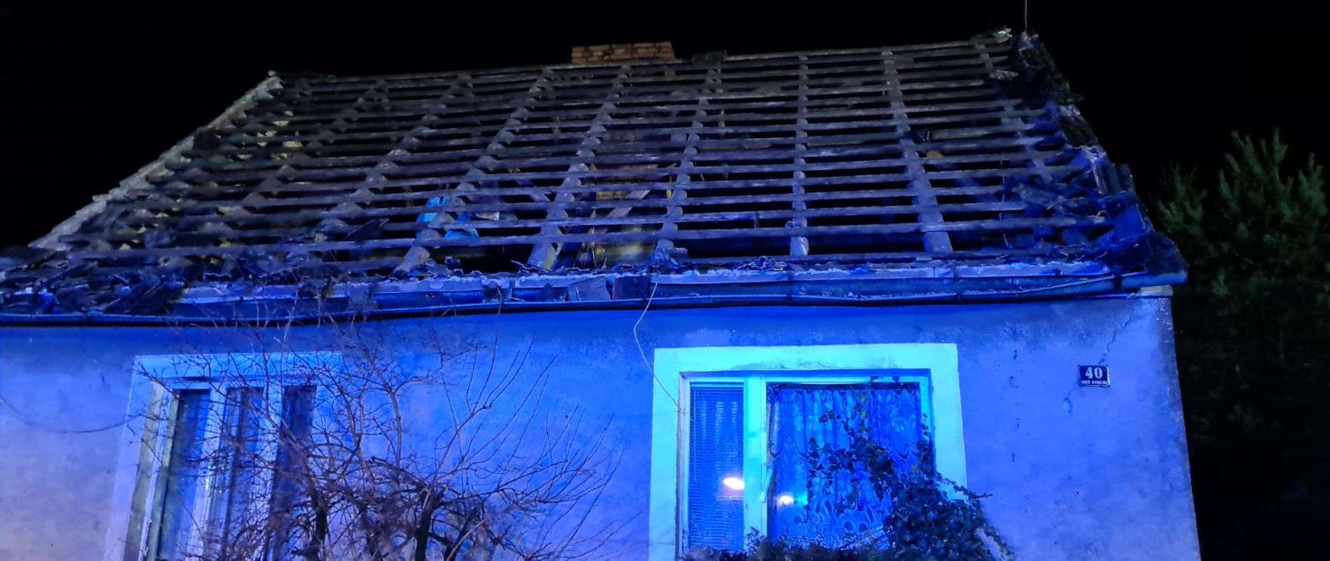 Widać brak pokrycia dachu po wybuchu gazu, jest noc