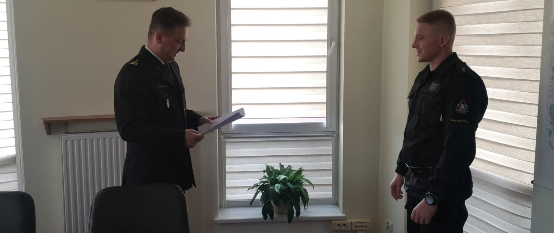 Na zdjęciu funkcjonariusze KP PSP Nakło podczas wręczenia awansu