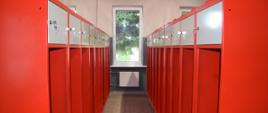 nowe metalowe czerwono szare szafki w odnowionym pomieszczeniu