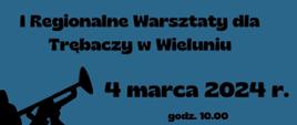 Plakat informacyjny na stalowo niebieskim tle z lewej strony w dolnym rogu fragment cienia człowieka trzymającego trąbkę, od góry informacja tekstowa o organizowanych warsztatach dla trębaczy.