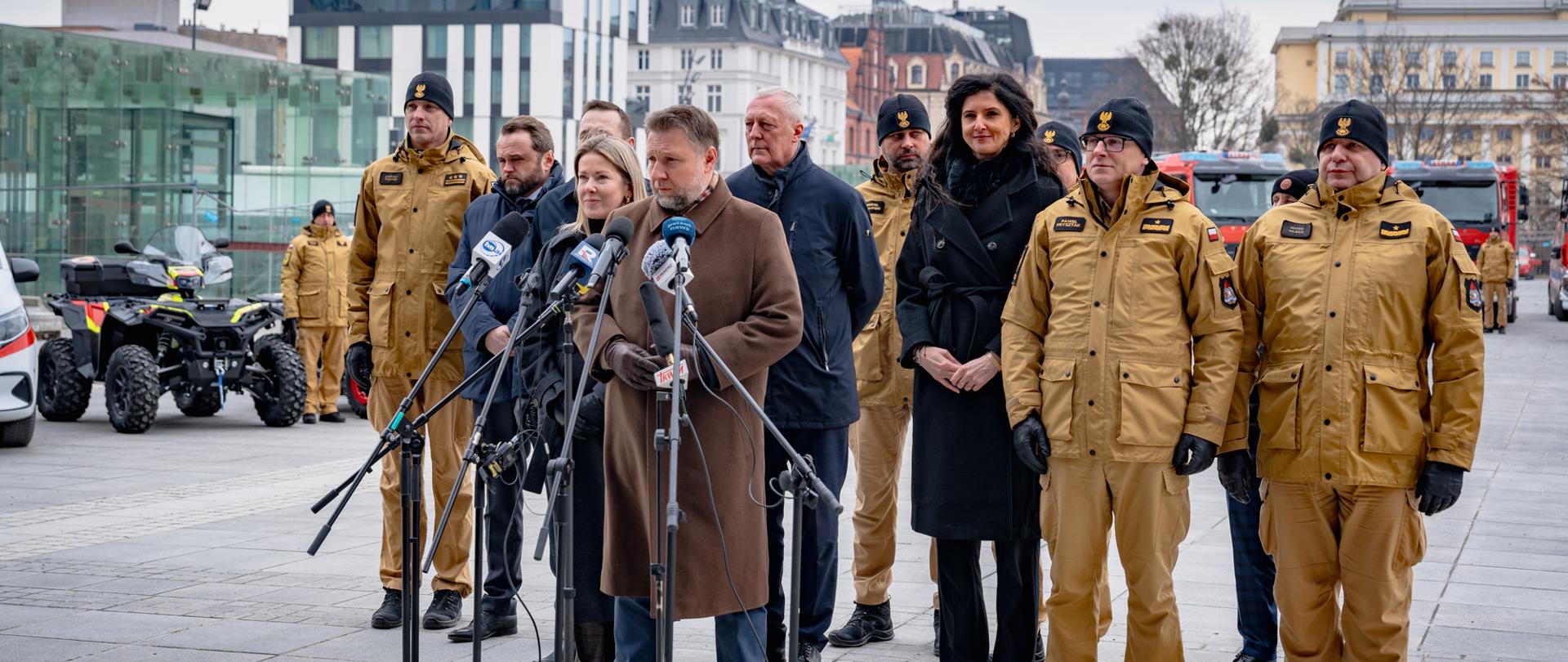 We Wrocławiu odbyło się spotkanie z udziałem ministra spraw wewnętrznych i administracji Marcina Kierwińskiego oraz wiceminister Magdaleny Roguskiej, poświęcone podsumowaniu działań dolnośląskich służb i realizacji Programu Ochrony Ludności i Obrony Cywilnej. Podczas spotkania omówione zostały również plany na rok 2026. 