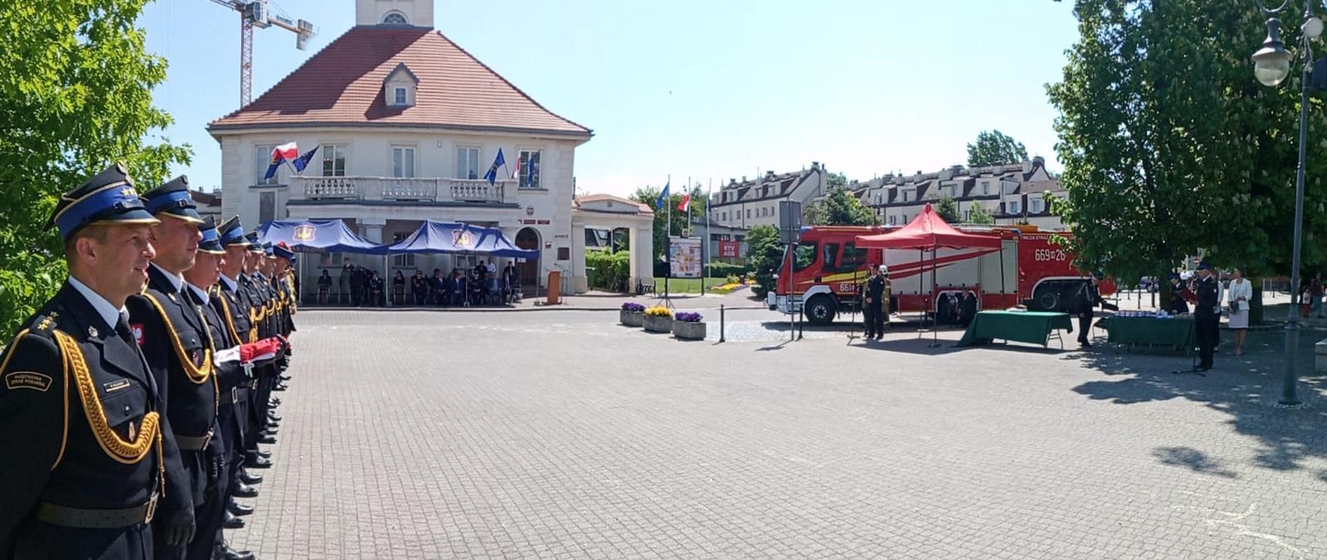 Strażacy na placu podczas Powiatowego Dnia Strażaka w Powiecie Warszawskim Zachodnim