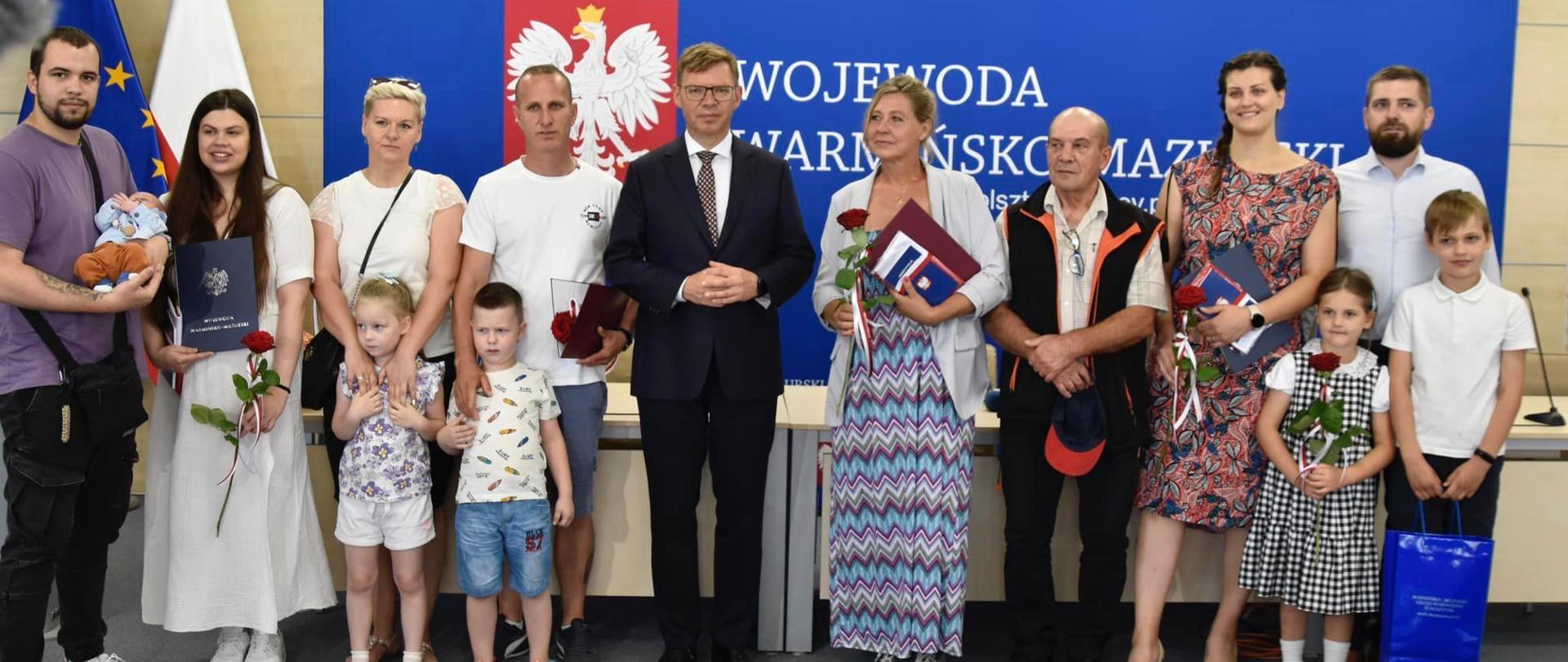 Wojewoda Artur Chojecki z nowymi polskimi obywatelami 