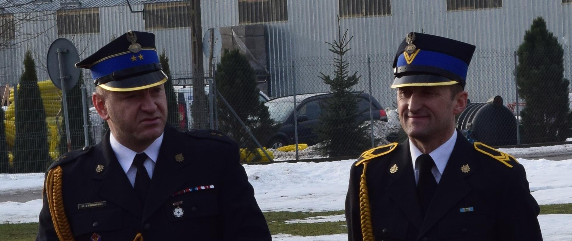 Dwóch funkcjonariuszy PSP w mundurach wyjściowych.