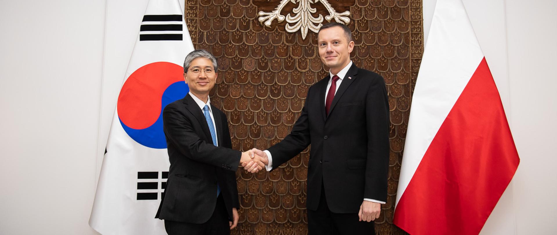 Spotkanie wiceministra obrony narodowej Tomasza Zdzikota z wiceministrem obrony narodowej Republiki Korei Południowej - oficjalne przywitanie w siedzibie MON w Warszawie. 