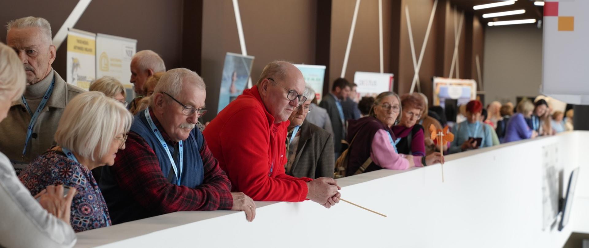 Uczestnicy wydarzenia podczas wystąpienia na XII Forum Seniora w Bydgoszczy 