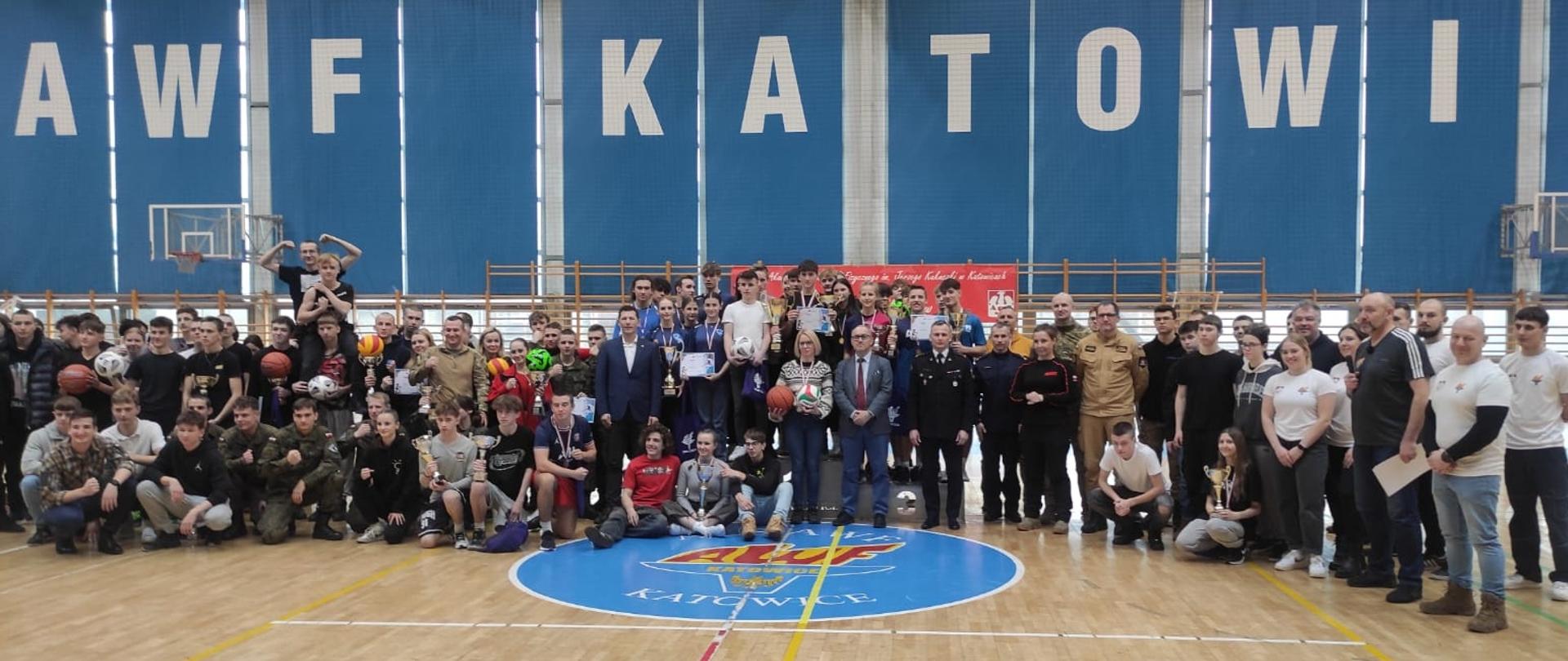 Pamiątkowe zdjęcie drużyn i zawodników uczestniczących w zawodach wraz z gośćmi