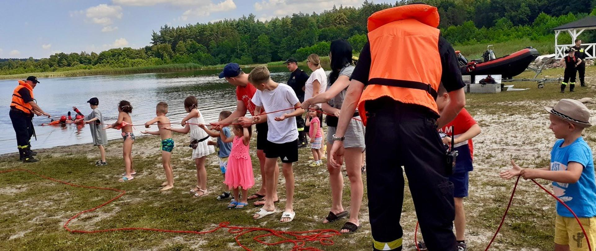 Zdjęcie przedstawia pokaz przeprowadzony dla dzieci.