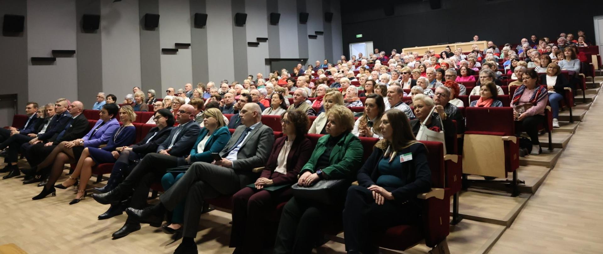 Wojewódzka konferencja inauguracyjna projektu „Opolski Bezpieczny Senior'' w Krapkowickim Domu Kultury.