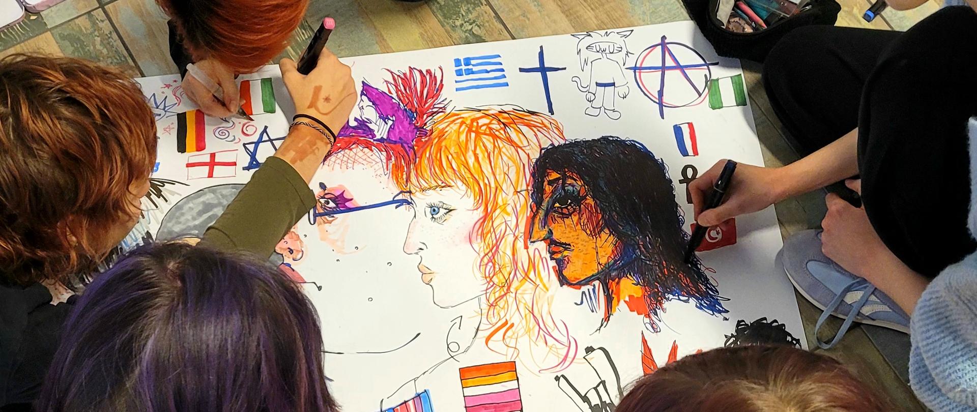 Grupowe zdjęcie z warsztatów, uczennice PLSP rysujące we wnętrzu internackiej świetlicy