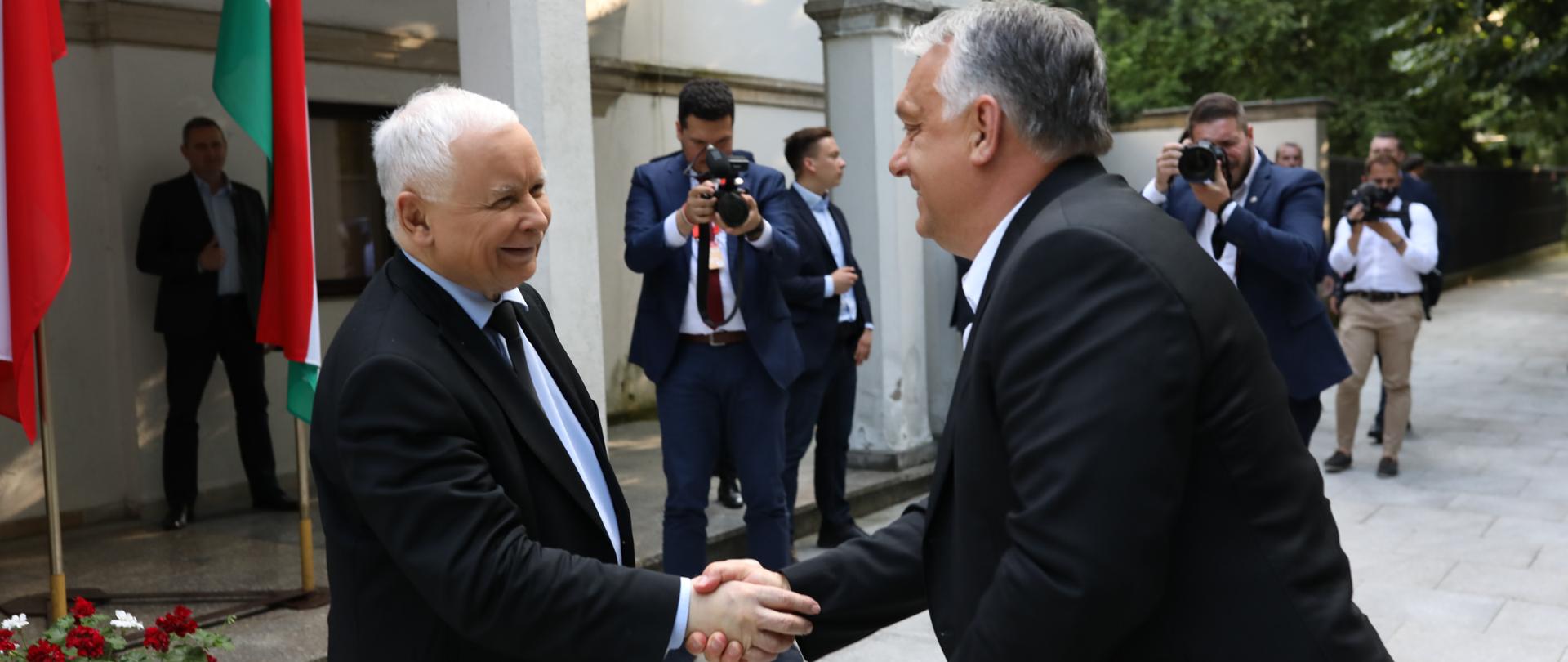 Jarosław Kaczyński ściska dłoń Viktora Orbana.