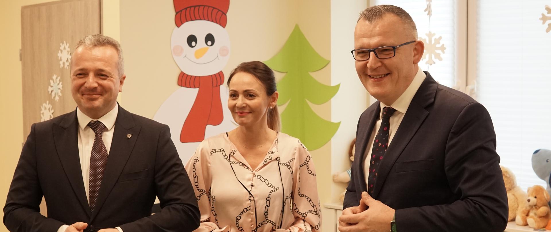 Kobieta i dwóch mężczyzn podczas konferencji