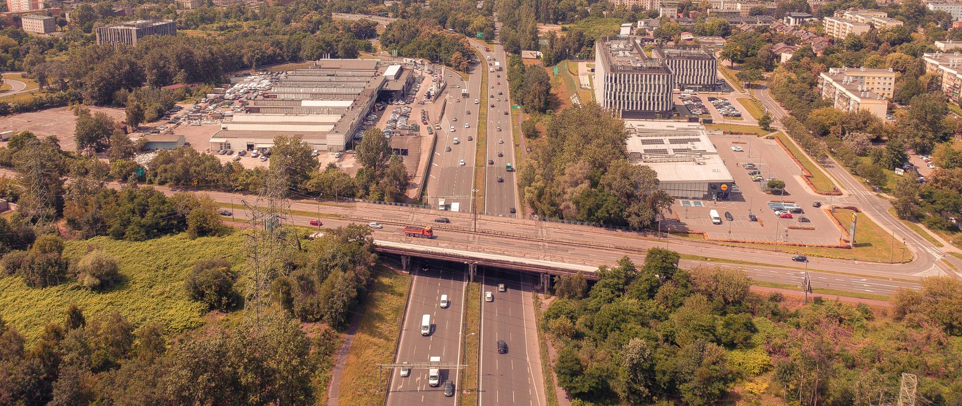Fotografia lotnicza przedstawiająca wiadukty z góry. Na nawierzchni jezdni wiaduktów widoczne liczne uzupełniania. 