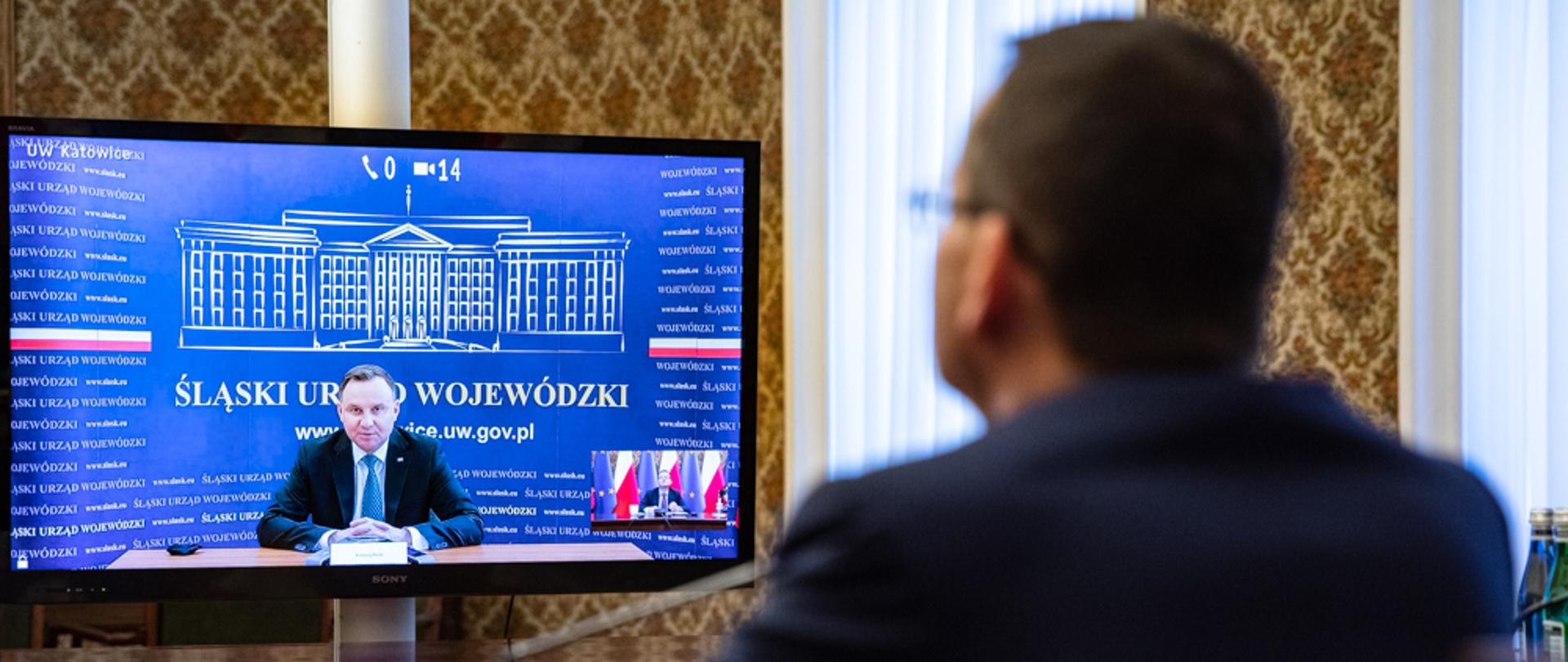 Widok zza premiera na wideokonferencję z prezydentem.