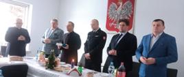 W spotkaniu wigilijnym udział wzięli przedstawiciele władz samorządowych, duchowni z powiatowym kapelanem strażaków na czele, prezes zarządu ZOSP RP powiatu łosickiego, emeryci, funkcjonariusze i pracownicy cywilni KPPSP Łosice.