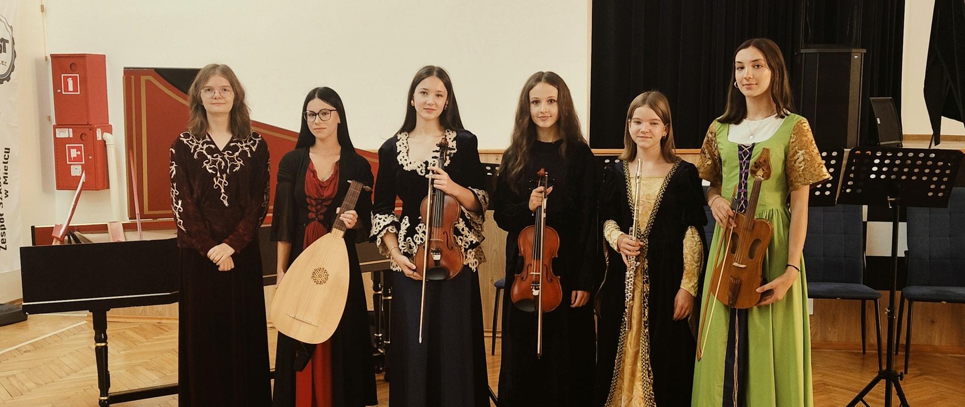 Sześć młodych muzyczek z zespołu Melodiam Flores w strojach stylizowanych na renesansowe, z instrumentami, występuje podczas Narodowego Czytania Jana Kochanowskiego w Zespole Szkół Technicznych w Mielcu, 5 września 2025 roku