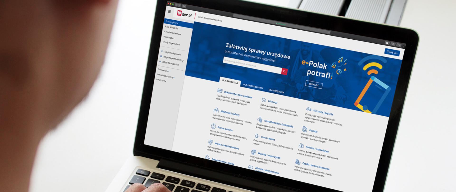 Zdjęcie przedstawiające laptopa, na ekranie widoczna strona główna Gov.pl