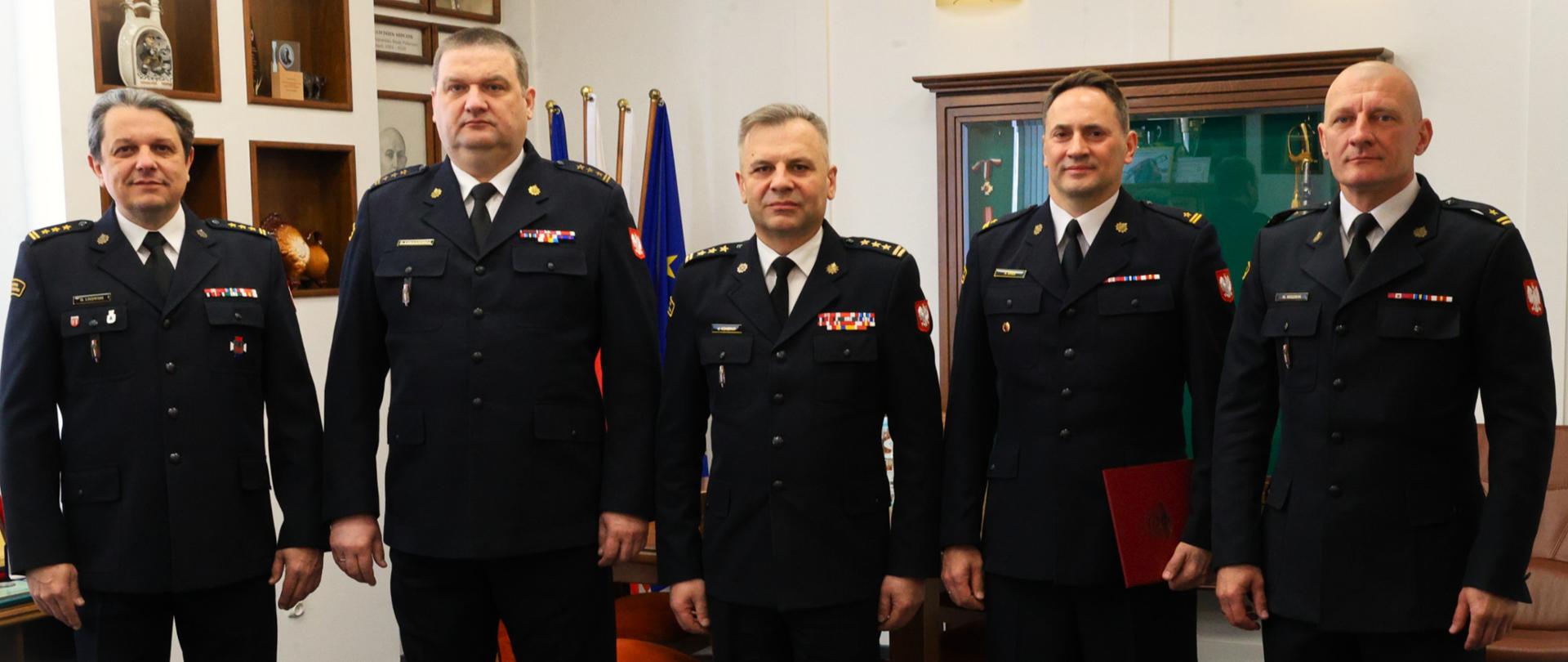 Podlaski komendant wojewódzki PSP - st. bryg. Janusz Kondrat, powołał mł. bryg. Adama Gresia na stanowisko zastępcy komendanta powiatowego PSP w Sokółce
Wręczenie aktu powołania odbyło się w siedzibie Komendy Wojewódzkiej PSP w Białymstoku.
W wydarzeniu uczestniczyli również: zastępcy podlaskiego komendanta wojewódzkiego PSP: st. bryg. Grzegorz Lisowski i st. bryg. Dariusz Łukaszewicz, a także komendant powiatowy PSP w Sokółce – mł. bryg. Mariusz Miszkin.
