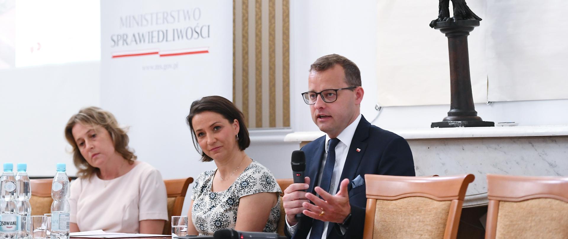 Konferencja w Instytucie Wymiaru Sprawiedliwości z udziałem wiceministra sprawiedliwości Marcina Romanowskiego. Tematem konferencji były 2 lata funkcjonowania sądów własności intelektualnej.