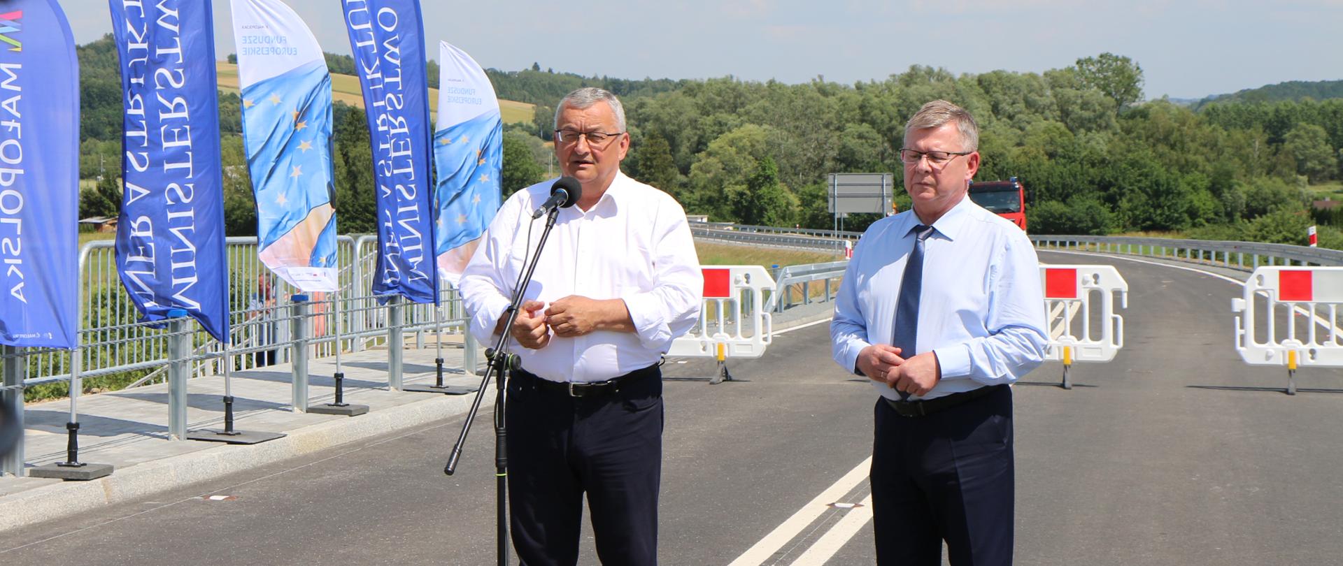 Minister infrastruktury Andrzej Adamczyk i marszałek województwa małopolskiego Witold Kozłowski