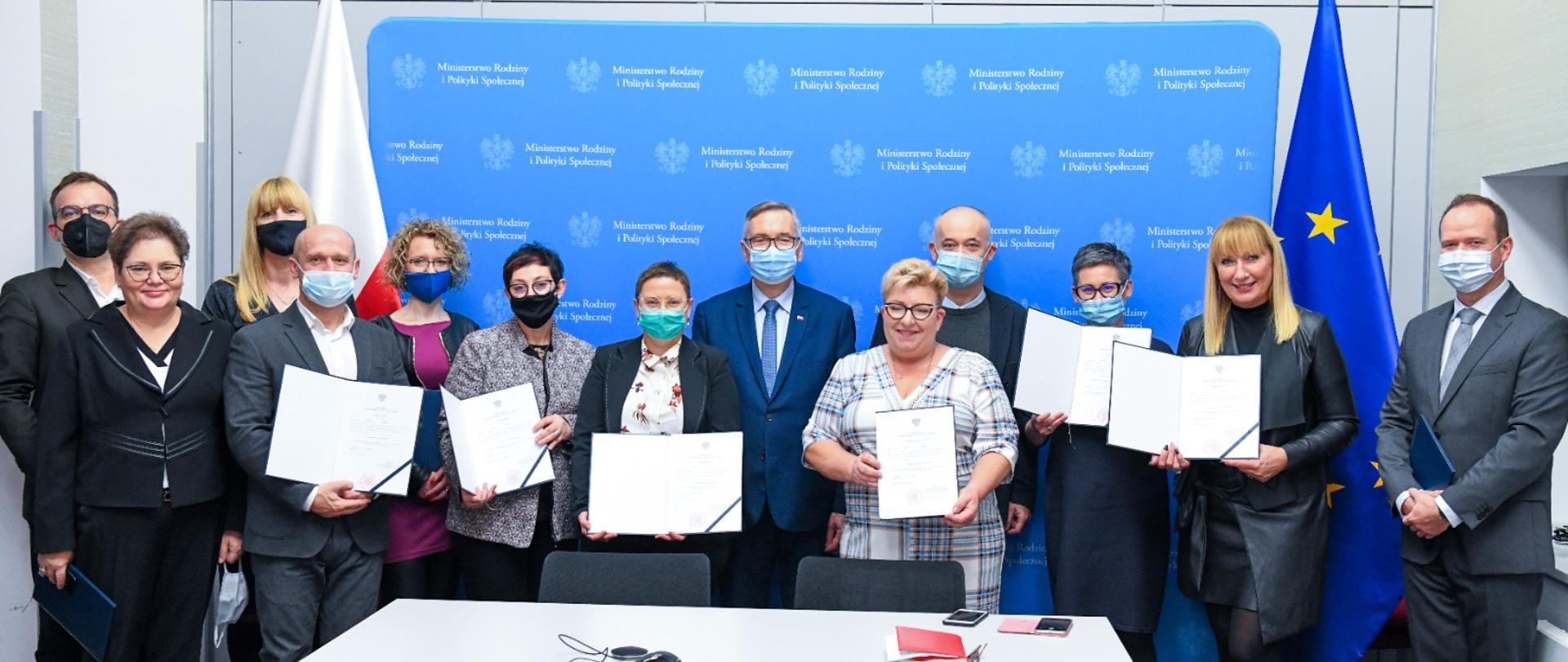 Wiceminister Stanisław Szwed wręczył certyfikaty superwizorom pracy socjalnej.