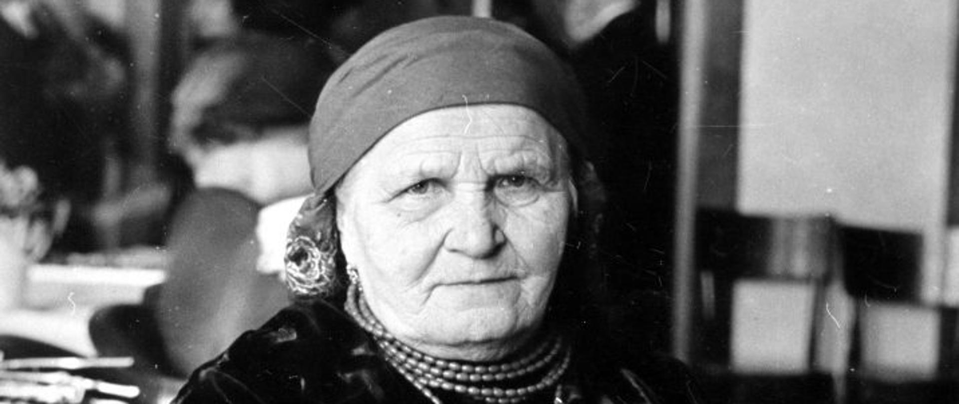 Zdjęcie przedstawia czarno biały portret kobiety