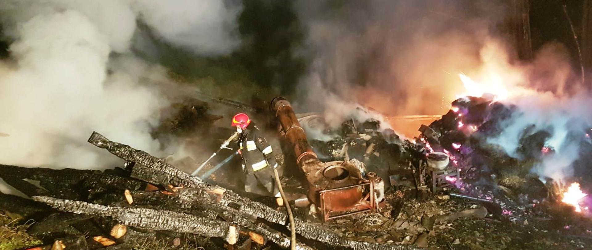 Strażacy gaszą zgliszcza budynku gospodarczego