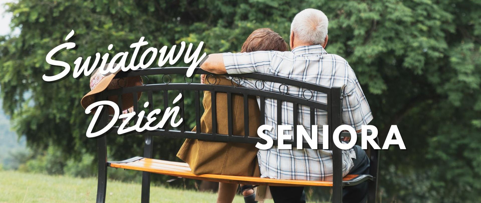 Starsza para siedząca razem na ławce w parku