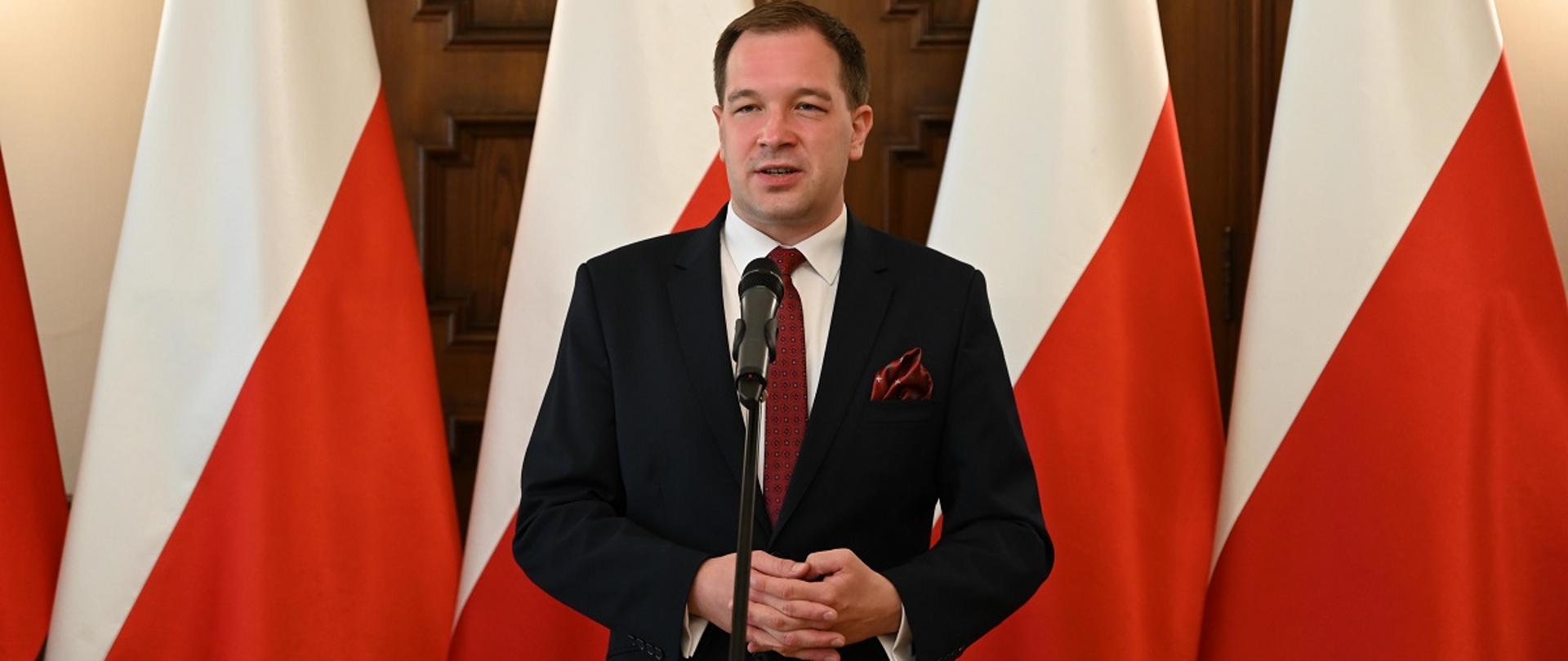 Piotr Cieplucha przemawia do zgromadzonych na uroczystości