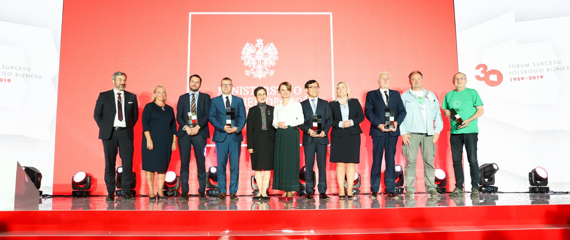 Minister Jadwiga Emilewicz wraz z laureatami Nagrody Ministerstwa Przedsiębiorczości i Technologii