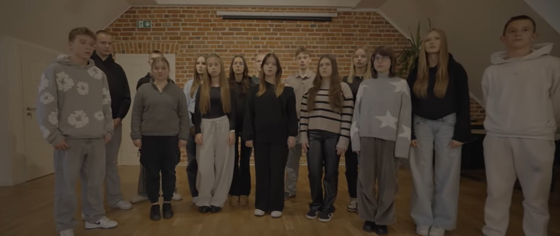 Scena ze spotu "Hejt nie klika!" - grupa młodzieży stoi półkolem przed aparatem