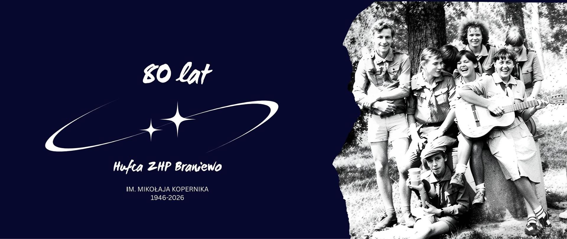 Plakat, niebieskie tło z napisem 80-lecie Hufca ZHP im. Mikołaja Kopernika 1946-2026, z prawej strony czarno białe zdjęcie z harcerzami.