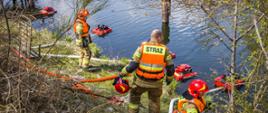 Strażacy budują stanowisko wodne na cele prowadzenia działań ratowniczych. 